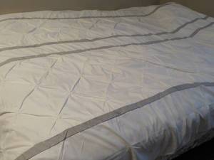 lot 6 image: Veronica Chic King Duvet Cover and ...