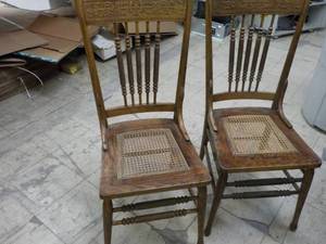 lot 16 image: Set of 2 Matching Wood Chairs...