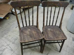 lot 17 image: Set of 2 Matching Wood Chairs...