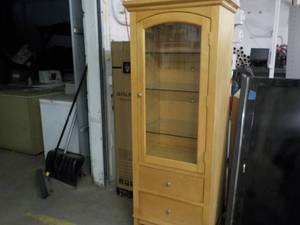 lot 22 image: Display Cabinet 24 x 18 71- 3 glass...