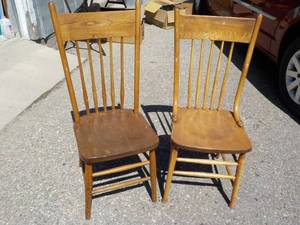 lot 35 image: Set of 2 Matching Wood Chairs...