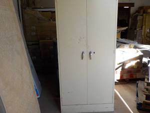 lot 125 image: Metal Cabinet 36 x 20 x 77...