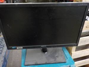 lot 138 image: Samsung 24 TV needs power cord bu...