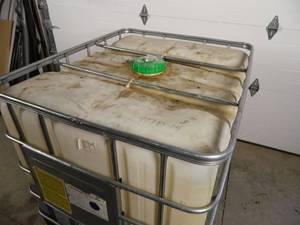 lot 4 image: 275 Gallon Tote with Used Motor Oil