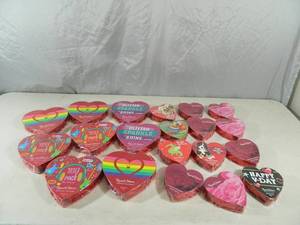 lot 22 image: 20 New Russell Stover Chocolates