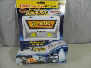 lot 51 image: New Atomic Beam Sun Blast Solar Powered LED Light
