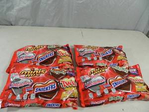 lot 74 image: 4 New Bags of Candy Bars
