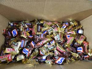 lot 125 image: 5.12 Lbs of Twix, Milky Way and Snickers