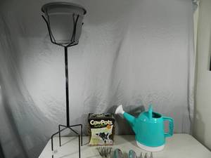 lot 140 image: New Gardening Items