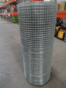lot 825 image: 24 x 75-100 Wire Mesh fencing.