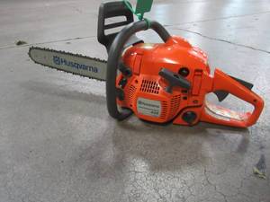 lot 31 image: Husqvarna 435 16-in 40.9-cc 2-Cycle Gas Chainsaw, 967650801 - Runs Rough.