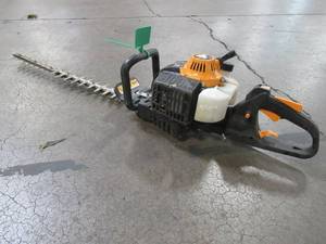 lot 33 image: Poulan Pro 23-cu cm 2-cycle 22-in Dual-Blade Gas Hedge Trimmer 967655101 - RUNS ROUGH
