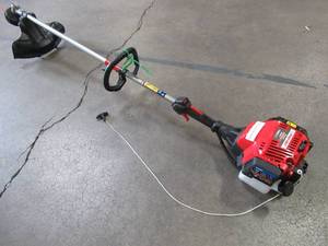 lot 35 image: Tory-Bilt 30 cc 4-Cycle Straight Shaft Attachment Capable Gas Trimmer with JumpStart Capabilities, TB685 EC - Pull Rope Wont Retract.