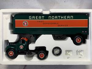 lot 3 image: Great Northern RR B Mack Tractor Trailer - First Gear