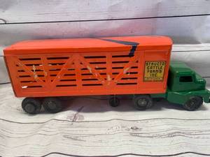 lot 6 image: 1950s Structo Semi Livestock Cattle Truck 20 Long