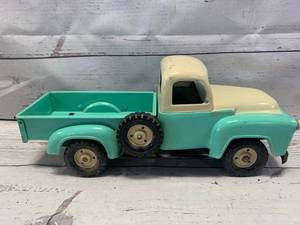 lot 13 image: Tru Scale International Pickup Truck 12 12 Long