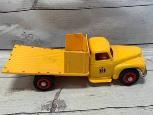 lot 28 image: Product Miniature International Harvester Flatbed Truck RARE