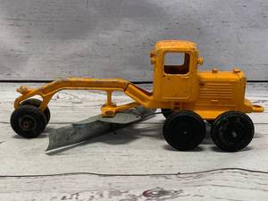 lot 29 image: Vintage Silk Toy Road Grader