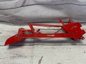 lot 33 image: Vintage International Harvester McCormick Shovel