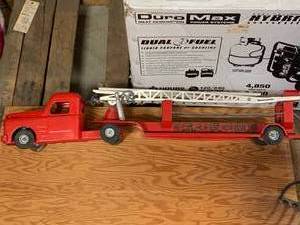 lot 34 image: 1950s Structo Ladder Fire Truck 33 Overall Length