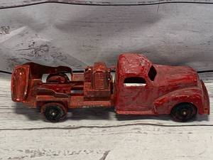 lot 35 image: Vintage Hubley Kiddie Toy Cement Truck