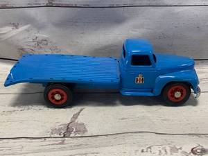 lot 37 image: Product Miniature International Harvester Flatbed Truck RARE