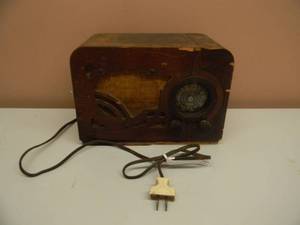 lot 10 image: VINTAGE 1938 AIRLINE SUPER HETERODYNE RADIO MODEL 62-425 - ORIGINAL - WORKS - RARE HIGH END RADIO - SEE PICTURES