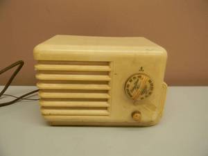 lot 11 image: VINTAGE 1939 - Model Acratone Tiny Tim 4-Tube SUPERHET Radio - RARE - SEE PICTURES