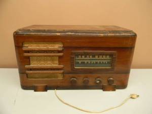 lot 14 image: VINTAGE 1940 - E.R.L SENTINEL 220T460 BC & SHORTWAVE TUBE RADIO RECEIVER - IT WORKS - AWESOME PIECE - SEE PICTURES