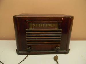 lot 15 image: VINTAGE 1946 CORONADO RADIO MODEL MCP 619 - POWERS UP - SEE PICTURES