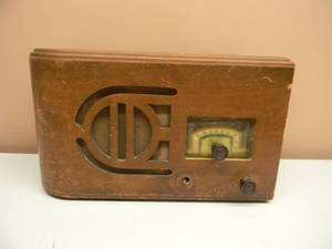 lot 24 image: ANTIQUEVINTAGE MAGNAVOX TUBE RADIO - ROUNDED WOOD CORNER - RARE RADIO - SEE PICTURES