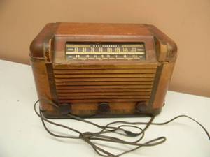lot 26 image: VINTAGE 1940S WESTINGHOUSE WOOD CASE TUBE RADIO MODEL WR-12X9 - UNTESTED - SEE PICTURES