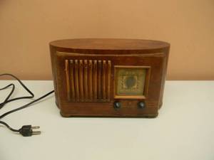 lot 28 image: ANTIQUEVINTAGE EMERSON TUBE RADIO - WOOD CABINET BY INGRAHAM - VERY RARE - WORKS - GREAT PIECE - SEE PICTURES