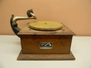 lot 30 image: Early 1900s Victor Talking Machine Company Original Vintage IV Phonograph - SEEMS TO WORK - VERY COOL PIECE - SEE PICTURES