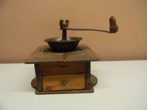lot 33 image: ANTIQUE TABLETOP COFFEE GRINDER WOOD CASE CAST IRON - SEE PICTURES