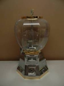 VINTAGE VENDMAX 25 CENT GUMBALL MACHINE WITH KEYS - NICE - HEAVY - VERY COOL - APPROX 18 TALL BY 12 WIDE - SEE PICTURES