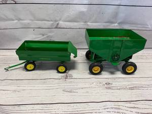 lot 3 image: Ertl John Deere 4164-9011 Grain Hopper  & Cart