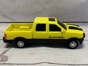 lot 6 image: Ertl John Deere Truck