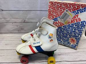 lot 16 image: Vintage 1983 Rainbow Brite Roller Skates Size 4