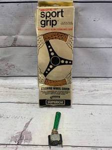lot 47 image: Vintage 1975 Superior Sports Grip Steering Wheel Cover  Glitter Toggle Switch