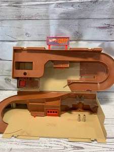 lot 64 image: Vintage Hot Wheel City