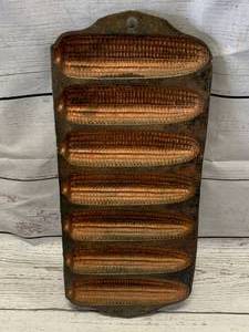 lot 74 image: Griswold #273 Crispy Corn Cast Iron Pan