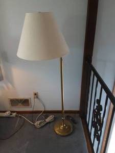lot 4 image: Floor Lamp