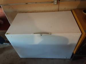 lot 15 image: Kenmore Heavy Duty Commercial Chest Freezer 48x28x36
