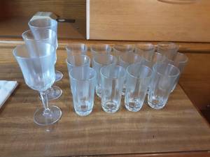 lot 17 image: Glass Set Water & Wine