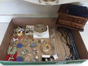 lot 23 image: Fashion Jewelry & Jewelry Box