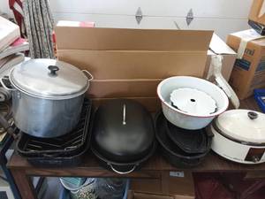 lot 30 image: Enamel Roasters & Crock Pot