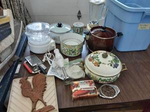 lot 37 image: Lot Of Assorted Kitchen Wares