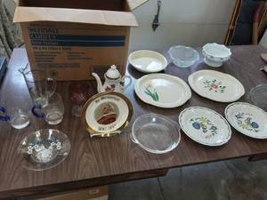lot 40 image: Assorted Glass