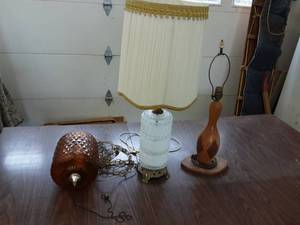 lot 41 image: Amber Glass Hanging Light Fixture & 2-Lamps